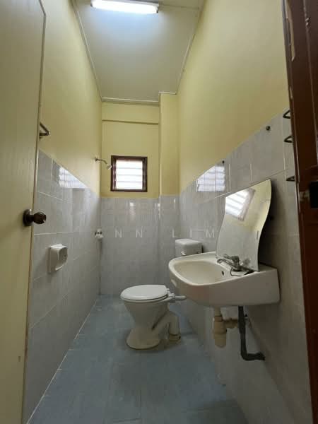 Rumah Teres 2 Tingkat untuk Dijual di Bandar Saujana Putra (Tanjong Duabelas) - Ann Lim - Bathroom - PropertyGuru.com.my
