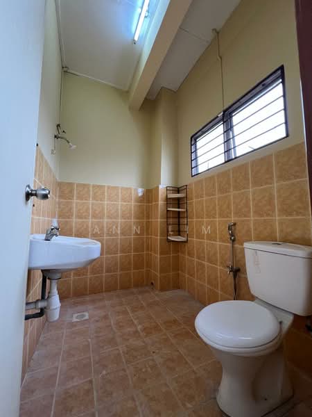 Rumah Teres 2 Tingkat untuk Dijual di Bandar Saujana Putra (Tanjong Duabelas) - Ann Lim - Bathroom - PropertyGuru.com.my