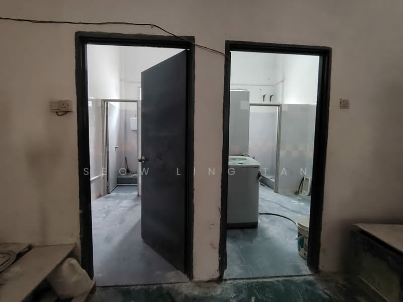 Factory for Sale in Klang (Selangor) - Seow Ling Tan - Bathroom - PropertyGuru.com.my