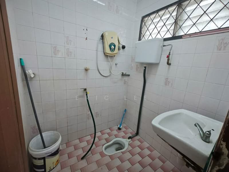 Rumah Teres 1 Tingkat untuk Dijual di Taman Ungku Tun Aminah (Skudai) - Eric Lee - Bathroom - PropertyGuru.com.my