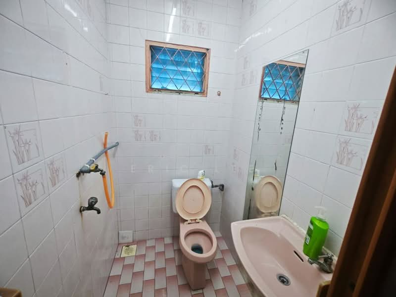 Rumah Teres 1 Tingkat untuk Dijual di Taman Ungku Tun Aminah (Skudai) - Eric Lee - Bathroom - PropertyGuru.com.my