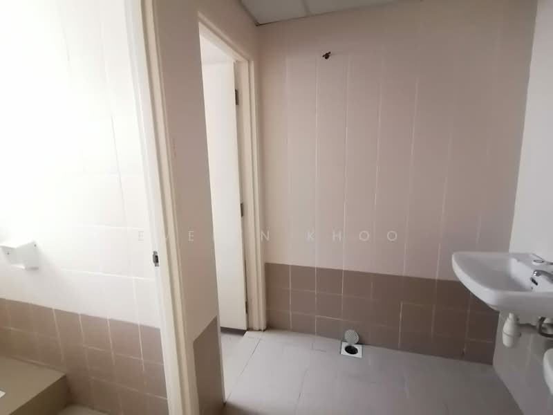 Shop for Sale in Saujana Rawang (Rawang) - Evelyn Khoo - Toilet - PropertyGuru.com.my