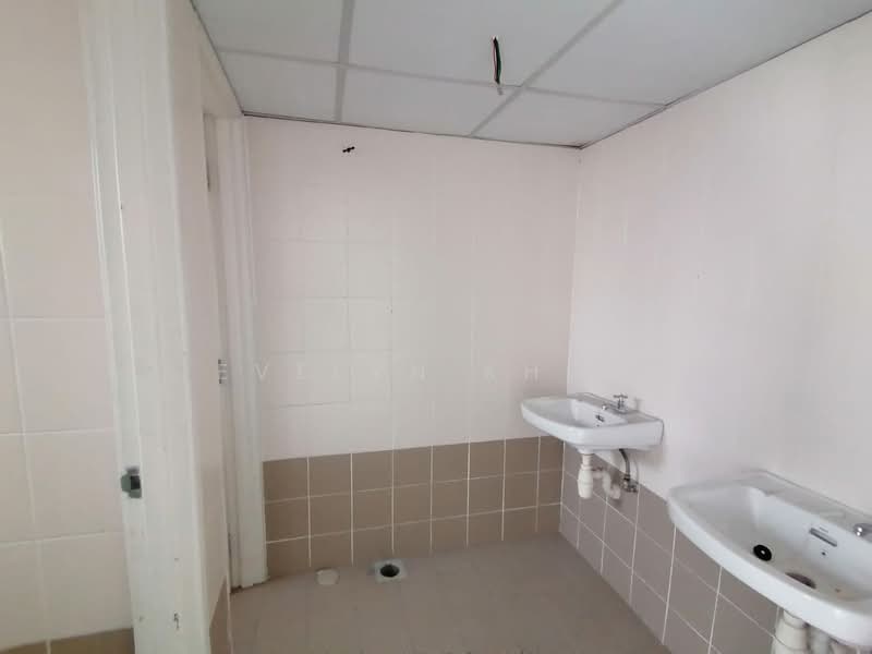Shop for Sale in Saujana Rawang (Rawang) - Evelyn Khoo - Toilets - PropertyGuru.com.my