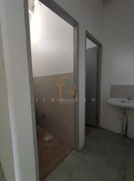 Warehouse for Rent in Kuching (Sarawak) - Jeno Tan - Bathroom - PropertyGuru.com.my