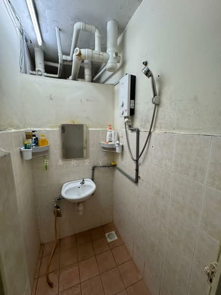 Pangsapuri untuk Dijual di Seri Aman Apartment - BARRY CHAN - Bathroom - PropertyGuru.com.my