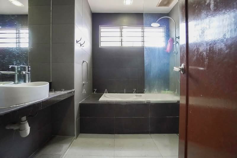 Semi-Detached House for Sale in Astana Gemilang (Batu Caves) - Izzaza Izzati - Bathroom - PropertyGuru.com.my