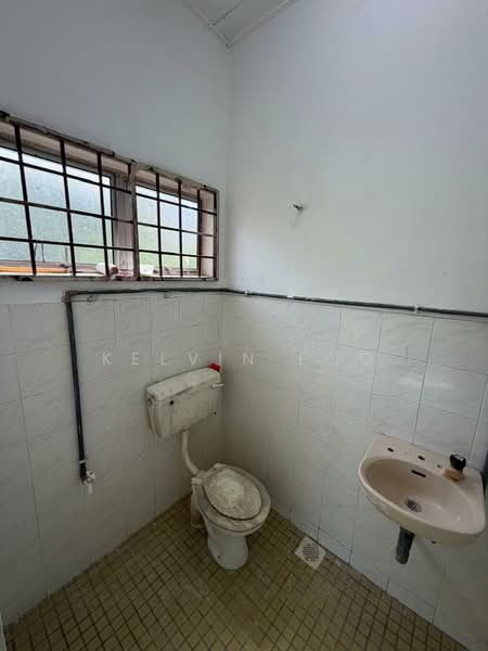 1-storey Terraced House for Sale in Mambang Diawan (Kampar) - Kelvin Foo - Bathroom - PropertyGuru.com.my