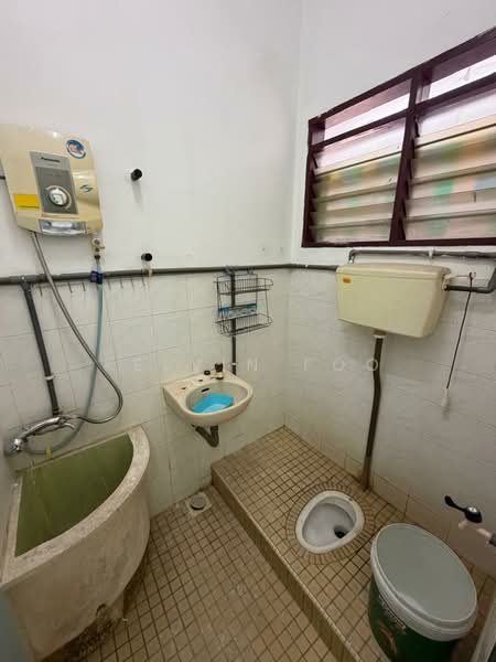 1-storey Terraced House for Sale in Mambang Diawan (Kampar) - Kelvin Foo - Bathroom - PropertyGuru.com.my