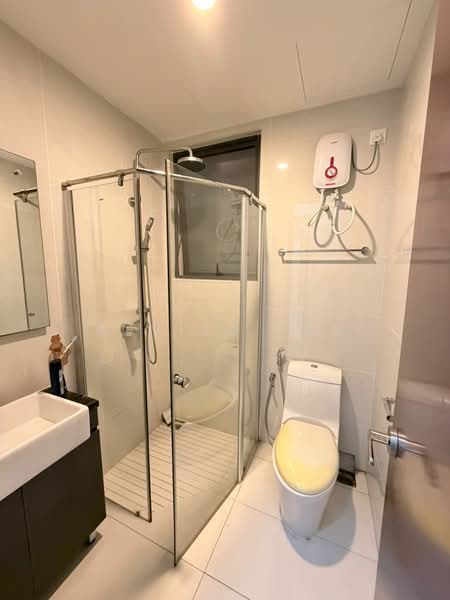 Condominium for Rent at Royal Strand @ Country Garden Danga Bay - Alviss Tay - Bathroom - PropertyGuru.com.my