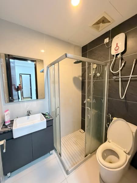 Condominium for Rent at Royal Strand @ Country Garden Danga Bay - Alviss Tay - Bathroom - PropertyGuru.com.my