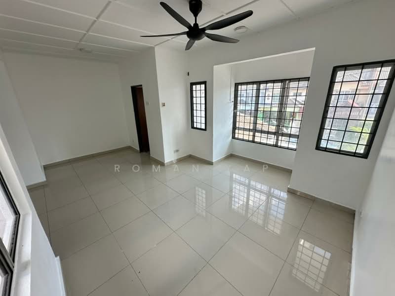 Rumah Teres 2.5 Tingkat untuk Dijual di Bandar Country Homes (Rawang) - Roman Yap - PropertyGuru.com.my