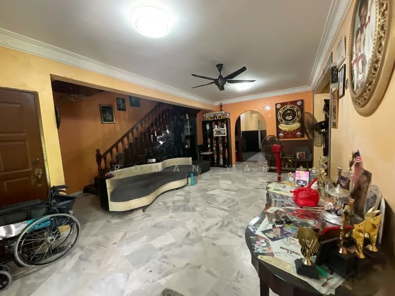 Rumah Teres 2 Tingkat untuk Dijual di Bandar Country Homes (Rawang) - Roman Yap - Living Room - PropertyGuru.com.my
