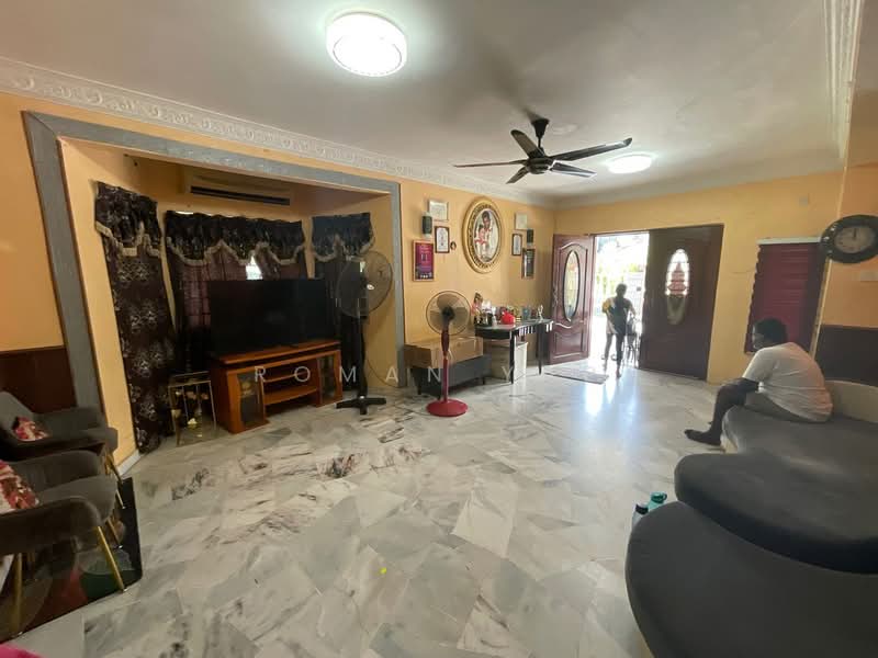 Rumah Teres 2 Tingkat untuk Dijual di Bandar Country Homes (Rawang) - Roman Yap - Living Room - PropertyGuru.com.my