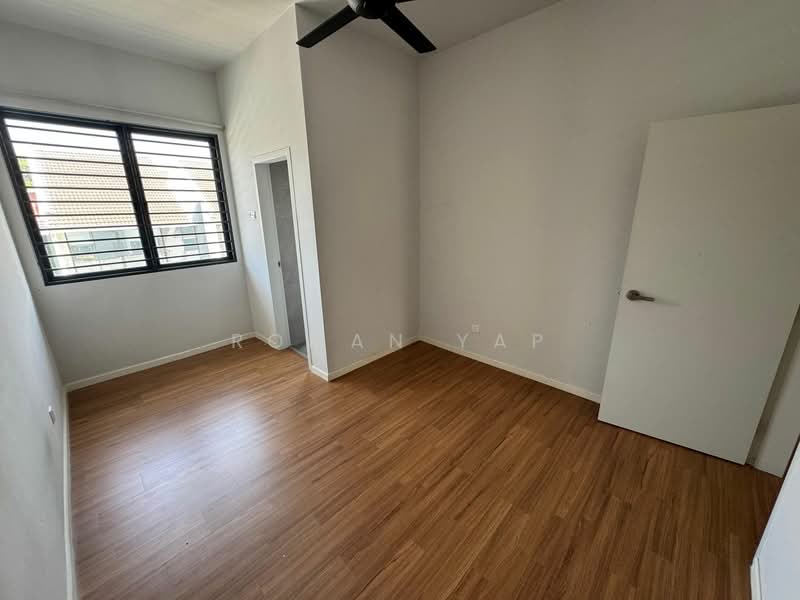 Rumah Teres untuk Dijual di Bandar Country Homes (Rawang) - Roman Yap - PropertyGuru.com.my
