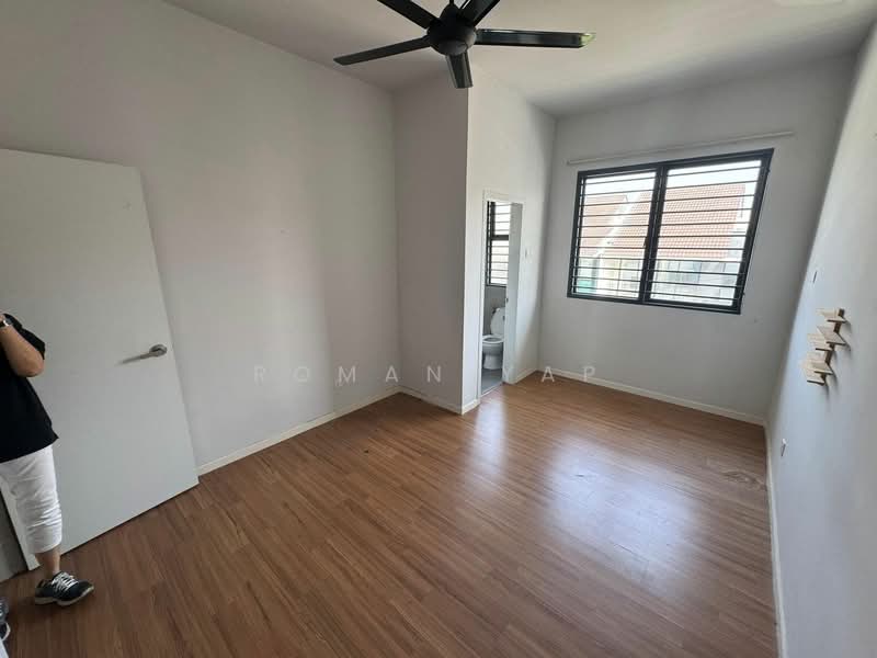 Rumah Teres untuk Dijual di Bandar Country Homes (Rawang) - Roman Yap - PropertyGuru.com.my