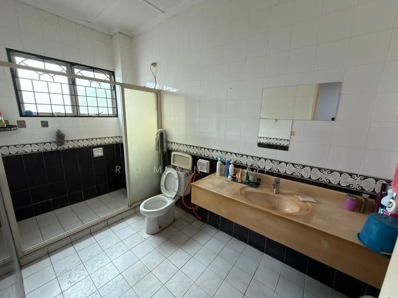 Rumah Teres untuk Dijual di Bukit Rahman Putra (Sungai Buloh) - Roman Yap - Bathroom - PropertyGuru.com.my