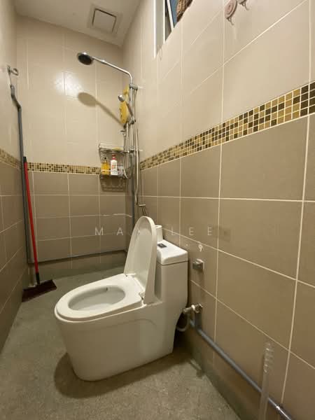 Semi-Detached House for Sale in Taman Bukit Serdang (Seri Kembangan) - Max Lee - Bathroom - PropertyGuru.com.my