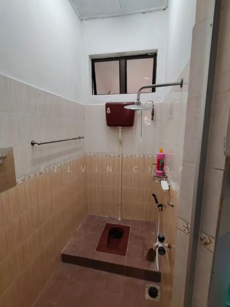 1-storey Terraced House for Rent in Taman Johor Jaya (Johor Bahru) - Kelvin Chop - Bathroom - PropertyGuru.com.my