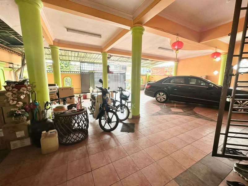 Rumah Teres 2 Tingkat untuk Dijual di Johor Bahru (Johor) - Patrick Lai - Car Park - PropertyGuru.com.my