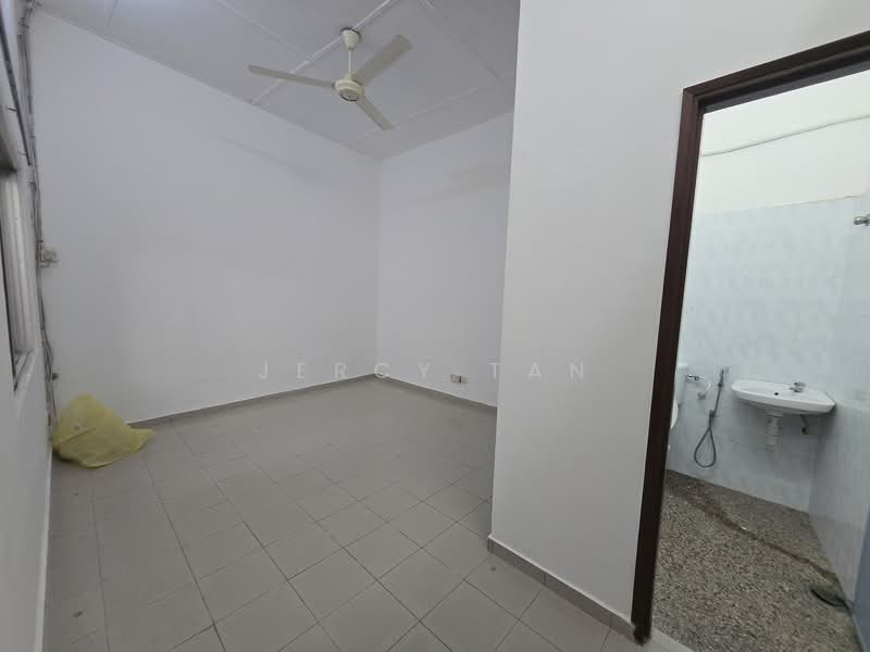 1-storey Terraced House for Sale in Jalan Klang Lama (Old Klang Road) (Kuala Lumpur) - Jercy Tan - Bathroom - PropertyGuru.com.my
