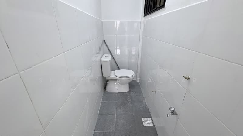 Flat for Sale at Flat Dato Ahmad Razali - Sharmila Taluar - Bathroom - PropertyGuru.com.my