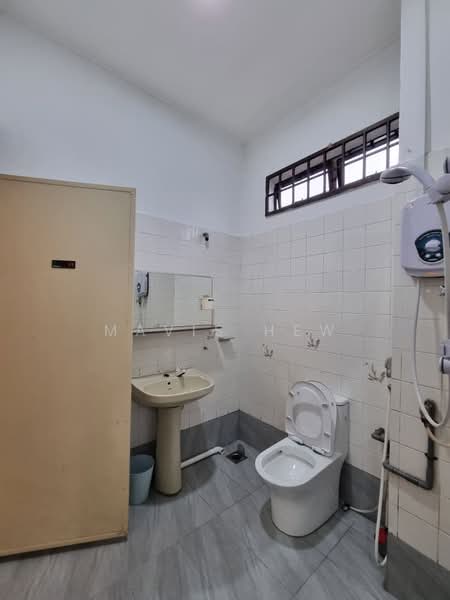 Rumah Teres 2 Tingkat untuk Disewa di Taman Bukit Mewah (Tampoi) - Mavis Hew - Bathroom - PropertyGuru.com.my