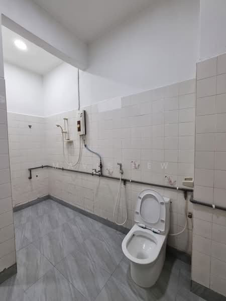 Rumah Teres 2 Tingkat untuk Disewa di Taman Bukit Mewah (Tampoi) - Mavis Hew - Bathroom - PropertyGuru.com.my