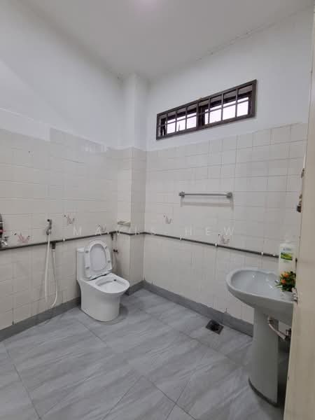 Rumah Teres 2 Tingkat untuk Disewa di Taman Bukit Mewah (Tampoi) - Mavis Hew - Bathroom - PropertyGuru.com.my