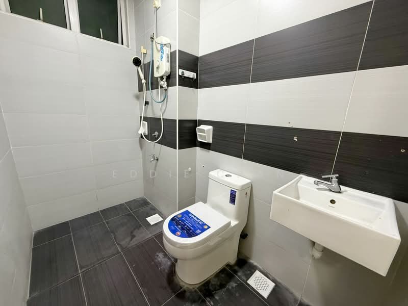 Pangsapuri untuk Dijual di Perling Heights Apartments - Eddie Chan - Bathroom - PropertyGuru.com.my
