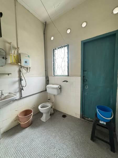 Bungalow for Sale in Taman Kolam Air (Johor Bahru) - Bosco Eng - Bathroom - PropertyGuru.com.my
