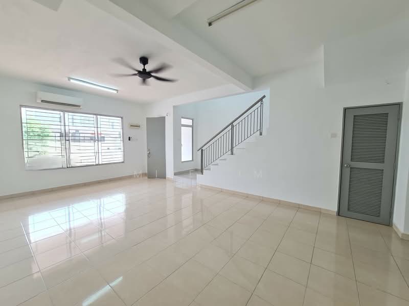 Rumah Teres 2 Tingkat untuk Dijual di Bandar Tasik Kesuma (Beranang) - Mike Lim - Living Room - PropertyGuru.com.my