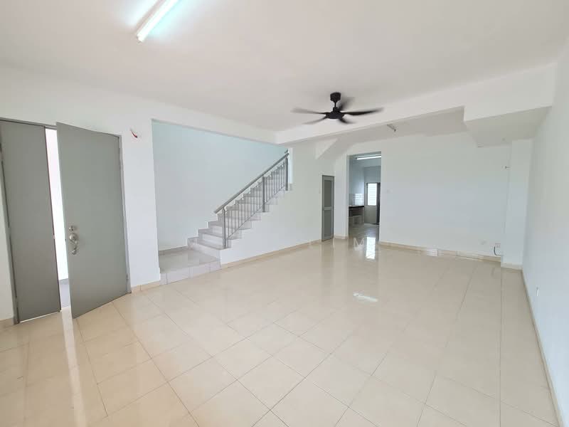 Rumah Teres 2 Tingkat untuk Dijual di Bandar Tasik Kesuma (Beranang) - Mike Lim - Living Room - PropertyGuru.com.my