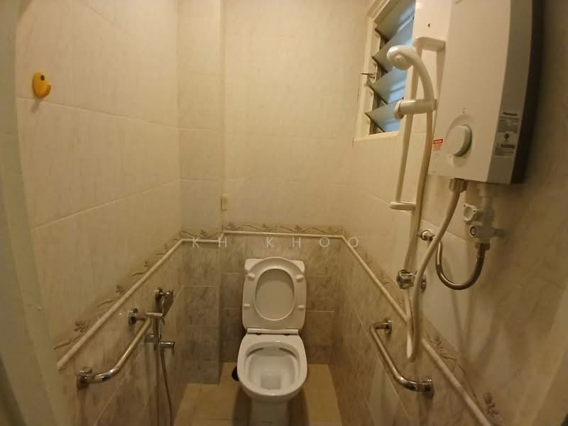 Rumah Teres 2 Tingkat untuk Dijual di SS18 (Subang Jaya) - KH Khoo - Bathroom - PropertyGuru.com.my