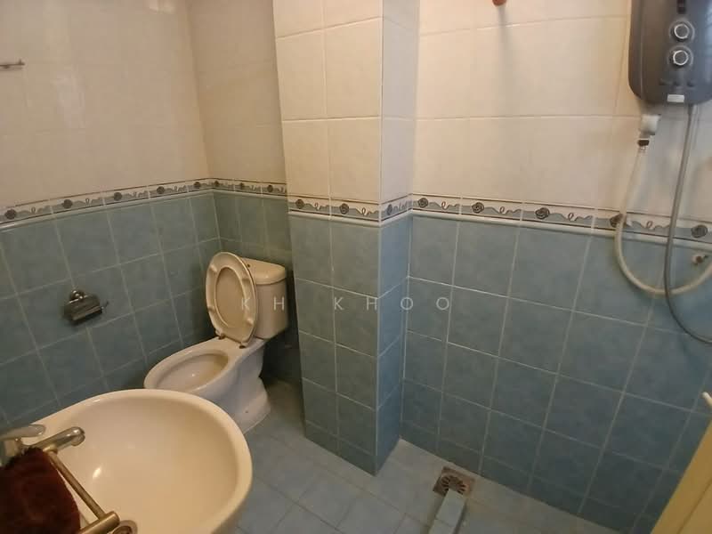 Rumah Teres 2 Tingkat untuk Dijual di SS18 (Subang Jaya) - KH Khoo - Bathroom - PropertyGuru.com.my