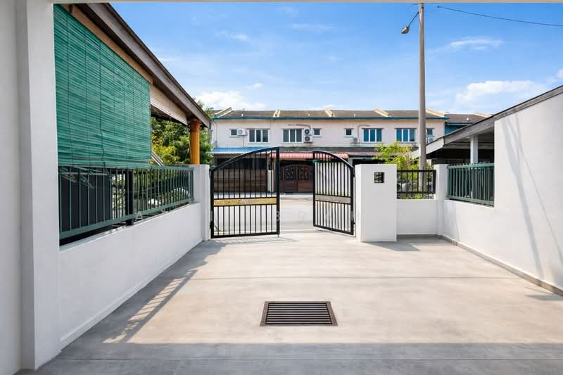 Rumah Teres 2 Tingkat untuk Dijual di Taman Sri Haneco (Semenyih) - Azli Ibrahim - Exterior - PropertyGuru.com.my