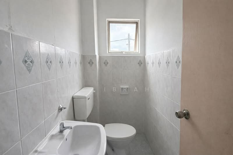 Rumah Teres 2 Tingkat untuk Dijual di Taman Sri Haneco (Semenyih) - Azli Ibrahim - Bathroom - PropertyGuru.com.my