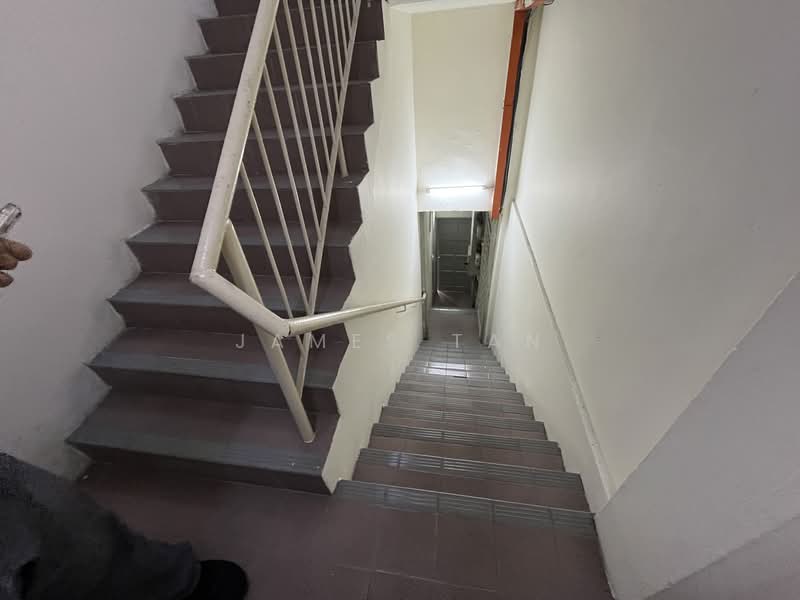 Pejabat untuk Disewa di Seksyen 8 (Petaling Jaya) - James Tan - Stairs to the unit - PropertyGuru.com.my