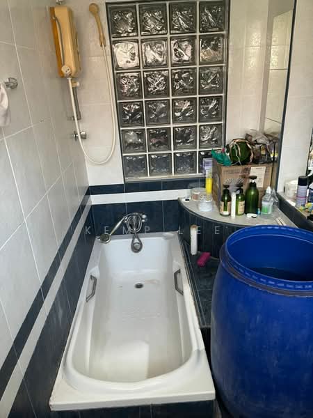 Semi-Detached House for Sale in Bandar Country Homes (Rawang) - Kemp Lee - Bathroom - PropertyGuru.com.my