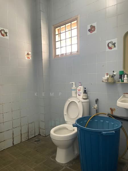 Semi-Detached House for Sale in Bandar Country Homes (Rawang) - Kemp Lee - Bathroom - PropertyGuru.com.my