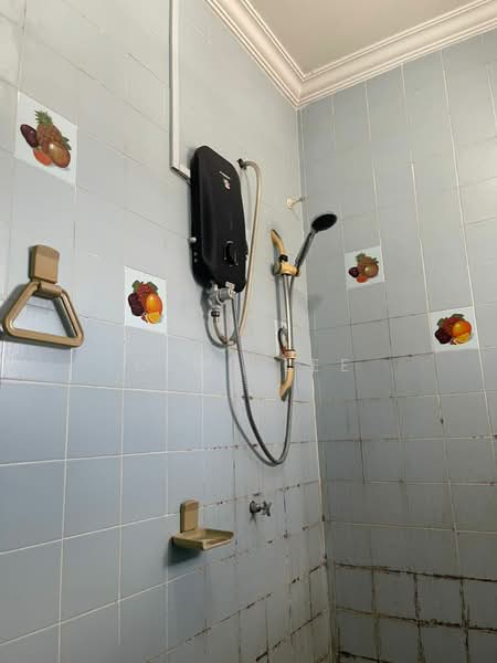 Semi-Detached House for Sale in Bandar Country Homes (Rawang) - Kemp Lee - Bathroom - PropertyGuru.com.my