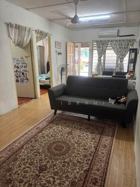 Rumah Teres 1 Tingkat untuk Dijual di Bandar Kinrara Seksyen 4 (Bandar Kinrara) - Azli Ibrahim - Living Room - PropertyGuru.com.my