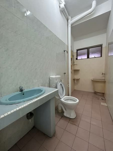 Semi-Detached House for Sale in Taman Sinfar (Ipoh) - Michele Leong - Bathroom - PropertyGuru.com.my