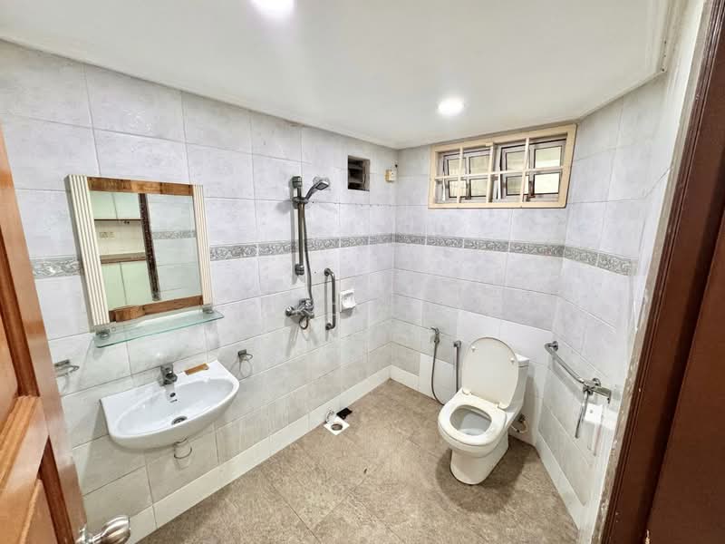 Semi-Detached House for Rent in Taman Pelangi (Johor Bahru) - Niko Lew - Bathroom - PropertyGuru.com.my