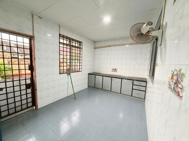 Semi-Detached House for Sale in Taman Bukit Kempas (Tampoi) - Chuan Liang - Kitchen - PropertyGuru.com.my