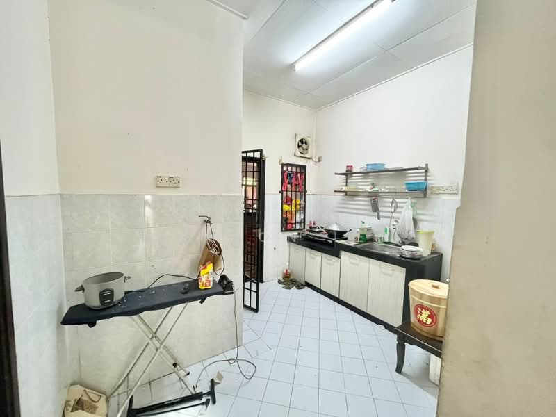 1.5-storey Terraced House for Sale in Bandar Tasik Puteri (Rawang) - Samson Lee - Kitchen - PropertyGuru.com.my