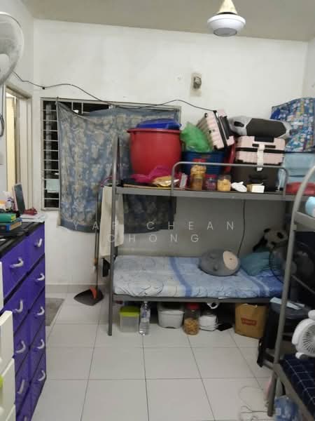 Pangsapuri untuk Dijual di Pangsapuri Akasia (Bandar Botanic) - Yap Chean Chong - Bedroom - PropertyGuru.com.my