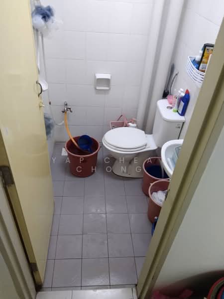 Pangsapuri untuk Dijual di Pangsapuri Akasia (Bandar Botanic) - Yap Chean Chong - Bathroom - PropertyGuru.com.my