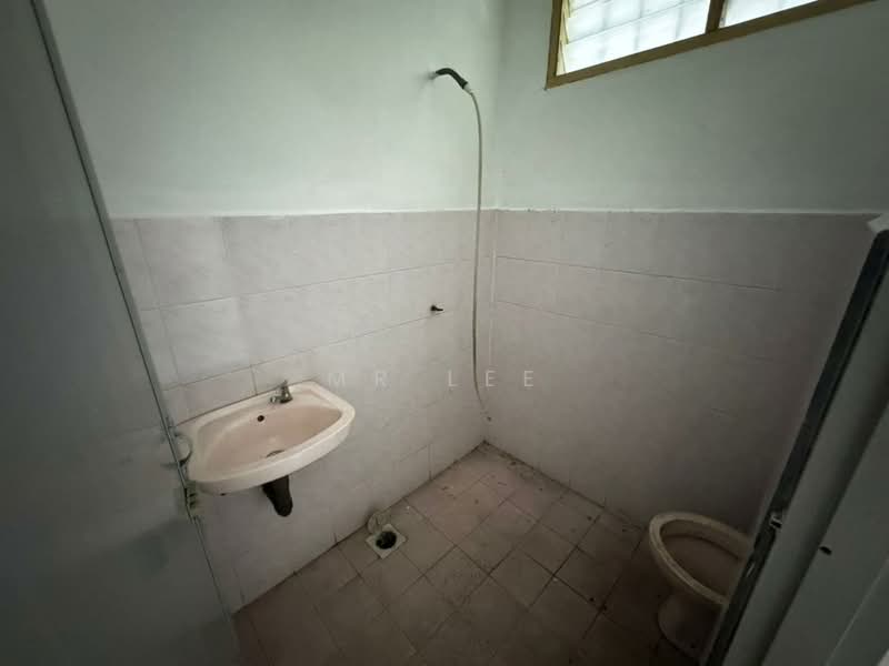 2.5-storey Terraced House for Sale in Bandar Baru Kampar (Kampar) - Mr Lee - Bathroom - PropertyGuru.com.my