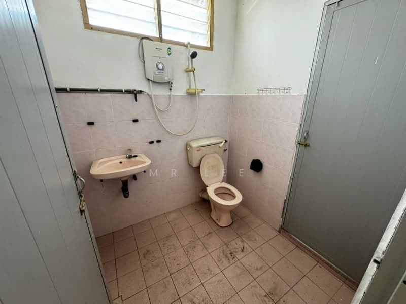 2.5-storey Terraced House for Sale in Bandar Baru Kampar (Kampar) - Mr Lee - Bathroom - PropertyGuru.com.my