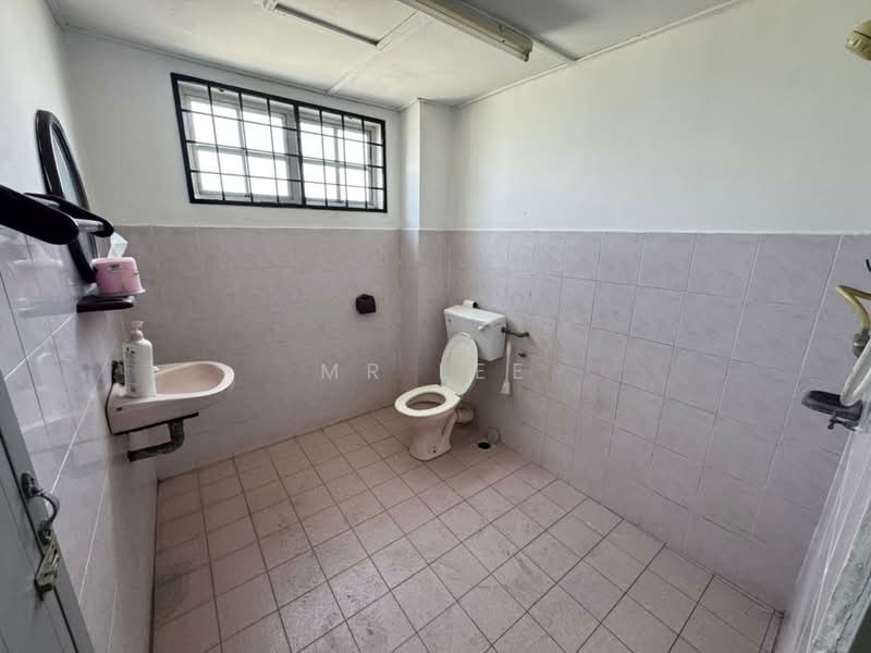 2.5-storey Terraced House for Sale in Bandar Baru Kampar (Kampar) - Mr Lee - Bathroom - PropertyGuru.com.my